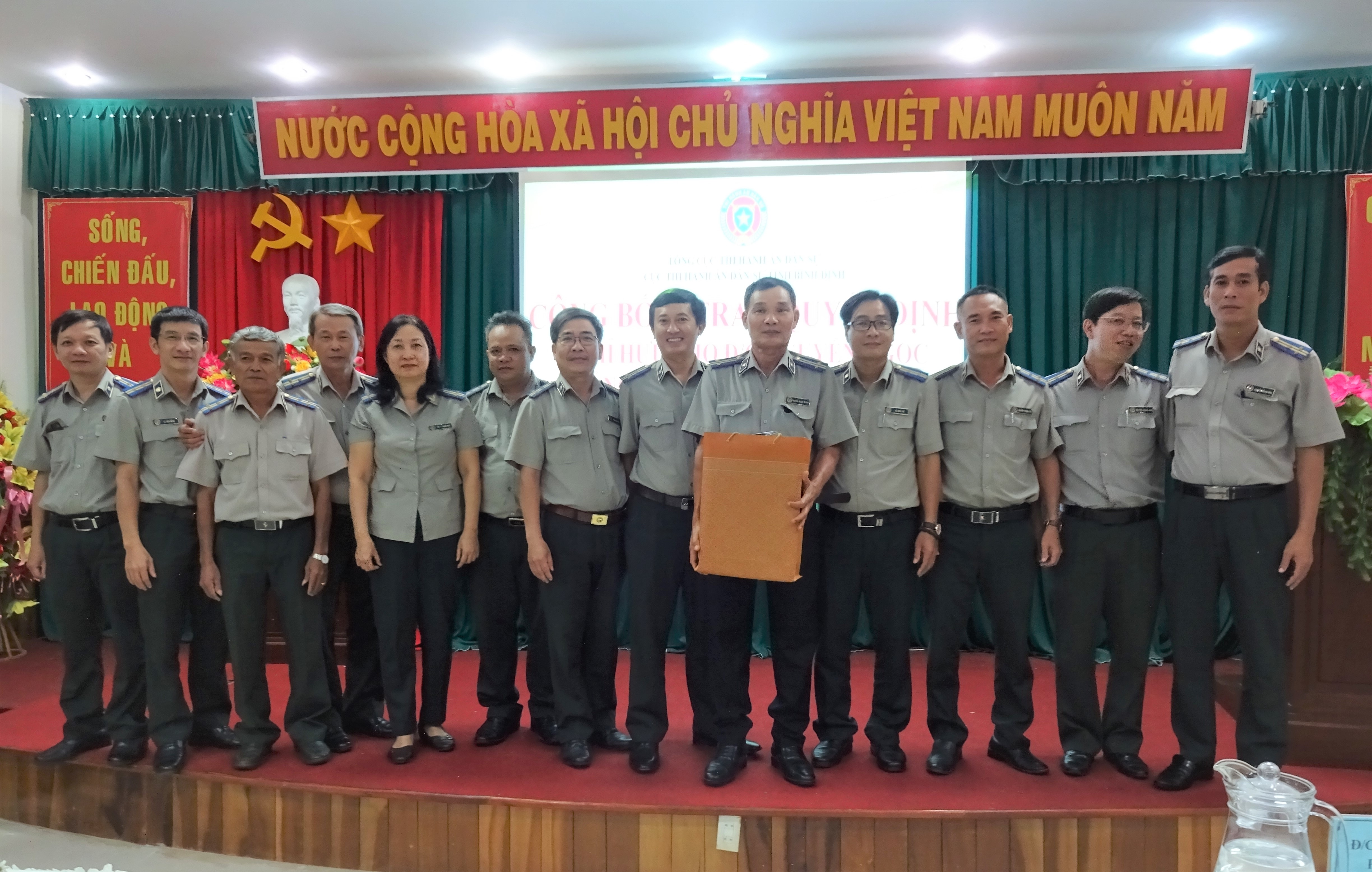 Cục THADS tỉnh trao quyết định nghỉ hưu đối với  Chi cục trưởng Chi cục THADS huyện Vân Canh